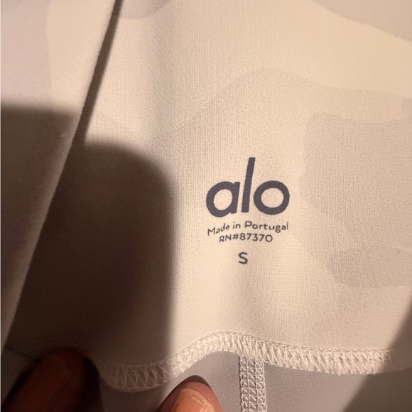 ALO Yoga Women's camo White Bike Shorts - Picture 5 of 7